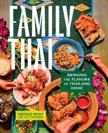 Family Thai: Bringing the Flavors of Thailand Home - Arnold Myint [KSIĄŻKA]