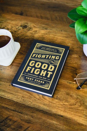 Fighting the Good Fight Devotional for Men: Daily Inspiration to Stand Strong in Faith - Tony Evans [KSIĄŻKA]