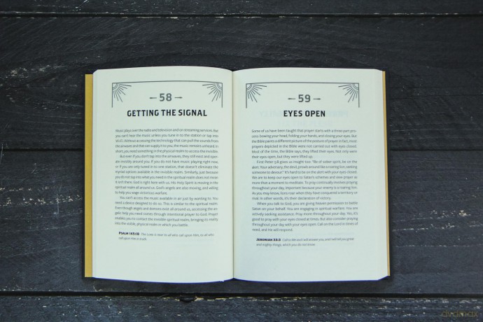 Fighting the Good Fight Devotional for Men: Daily Inspiration to Stand Strong in Faith - Tony Evans [KSIĄŻKA]