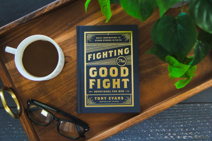 Fighting the Good Fight Devotional for Men: Daily Inspiration to Stand Strong in Faith - Tony Evans [KSIĄŻKA]