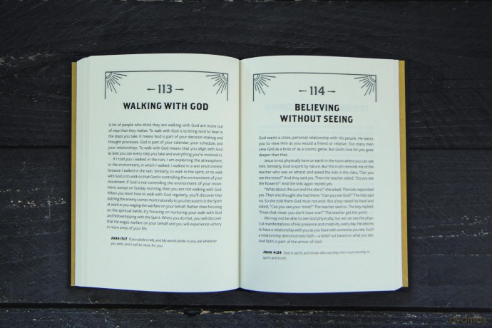 Fighting the Good Fight Devotional for Men: Daily Inspiration to Stand Strong in Faith - Tony Evans [KSIĄŻKA]