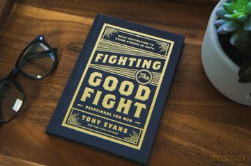 Fighting the Good Fight Devotional for Men: Daily Inspiration to Stand Strong in Faith - Tony Evans [KSIĄŻKA]