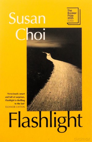 Flashlight: Shortlisted for the Booker Prize 2025 - Susan Choi [KSIĄŻKA]