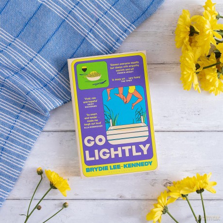 Go Lightly: 'nails the chaos, panic and joy of being young' - Brydie Lee-Kennedy [KSIĄŻKA]