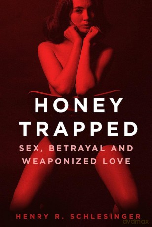 Honey Trapped: Sex, Betrayal and Weaponized Love - Henry R. Schlesinger [KSIĄŻKA]