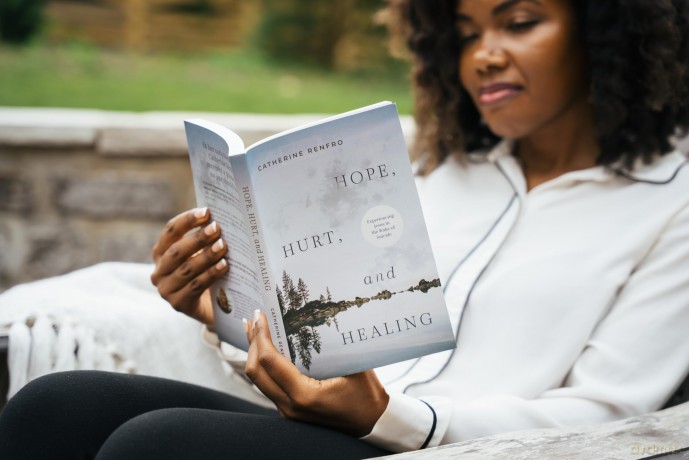 Hope, Hurt, and Healing: Experiencing Jesus in the Wake of Suicide - Catherine Renfro [KSIĄŻKA]
