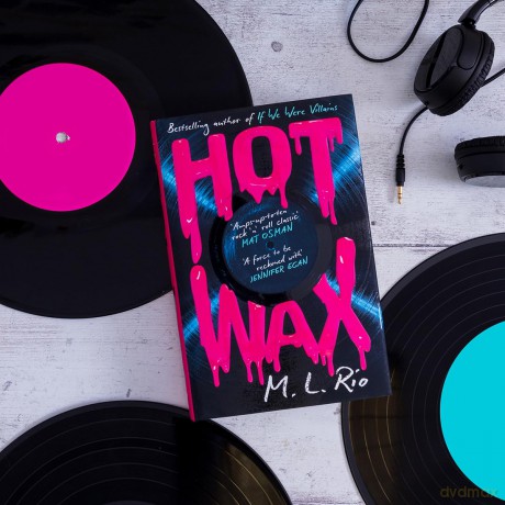 HOT WAX: An electric, rock and roll fuelled story of one band's rise to stardom and one women's quest for answers - for fans of Emma Cline and Taylor Jenkins Reid - M. L. Rio [KSIĄŻKA]