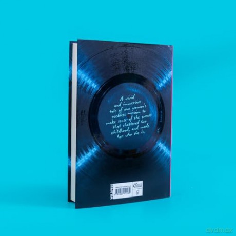 HOT WAX: An electric, rock and roll fuelled story of one band's rise to stardom and one women's quest for answers - for fans of Emma Cline and Taylor Jenkins Reid - M. L. Rio [KSIĄŻKA]