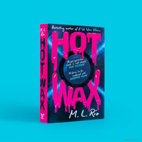 HOT WAX: An electric, rock and roll fuelled story of one band's rise to stardom and one women's quest for answers - for fans of Emma Cline and Taylor Jenkins Reid - M. L. Rio [KSIĄŻKA]