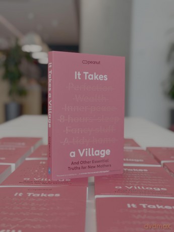 It Takes a Village: The Essential Guide for New Mums Seeking Support in Pregnancy, Birth and Fourth Trimester from the Award-Winning Peanut App - Peanut [KSIĄŻKA]