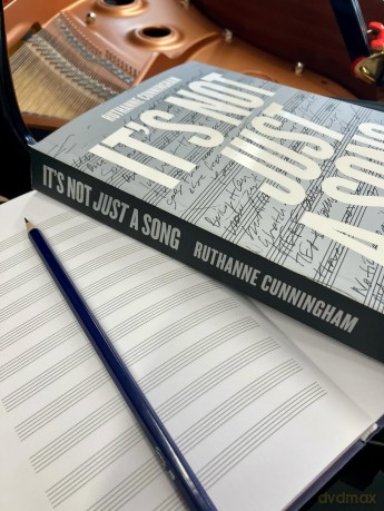 It's Not Just A Song: The Ultimate Guide to Writing Hit Songs and Navigating the Music Industry - RuthAnne Cunningham [KSIĄŻKA]