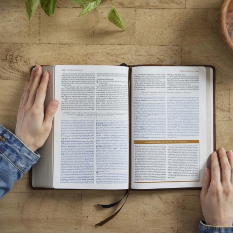 Kingdom Life Bible: Joining God's Mission to Save the World - Thomas Nelson [KSIĄŻKA]