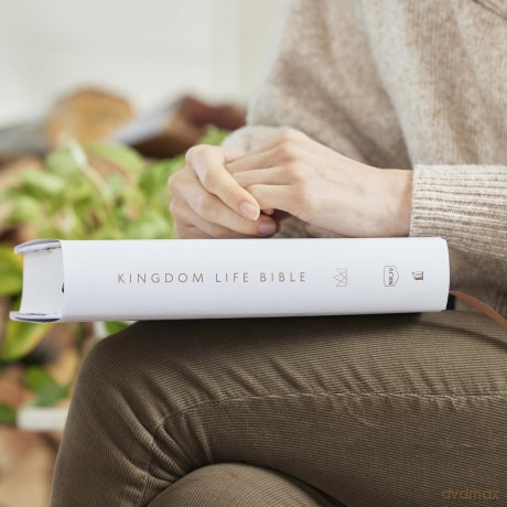 Kingdom Life Bible: Joining God's Mission to Save the World - Thomas Nelson [KSIĄŻKA]