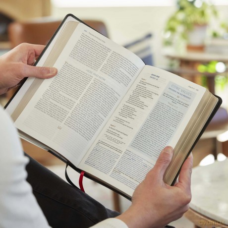 Kingdom Life Bible: Joining God's Mission to Save the World - Thomas Nelson [KSIĄŻKA]