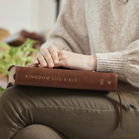 Kingdom Life Bible: Joining God's Mission to Save the World - Thomas Nelson [KSIĄŻKA]