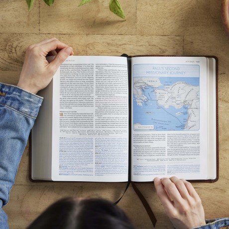 Kingdom Life Bible: Joining God's Mission to Save the World - Thomas Nelson [KSIĄŻKA]