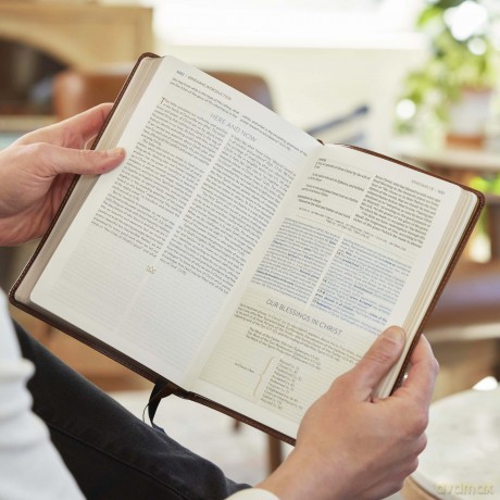 Kingdom Life Bible: Joining God's Mission to Save the World - Thomas Nelson [KSIĄŻKA]