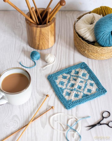 Learn to Knit in 50 Squares: A 2-in-1 knitting course and blanket pattern - Anna Pantelous [KSIĄŻKA]