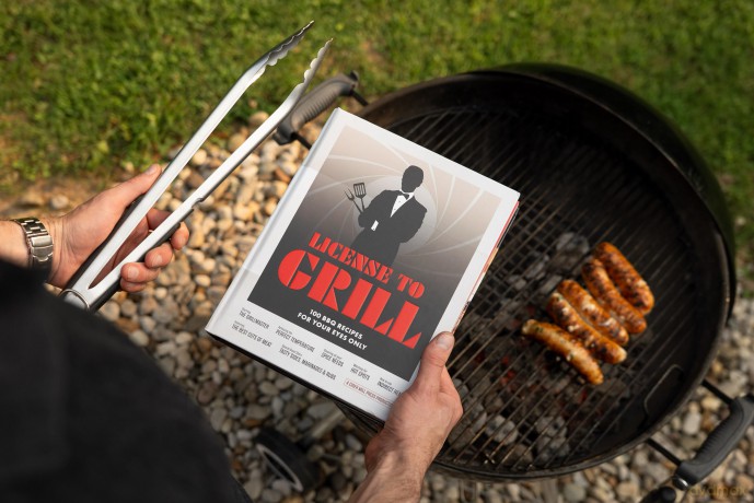 License to Grill: 100 BBQ Recipes for Your Eyes Only - The Coastal Kitchen [KSIĄŻKA]