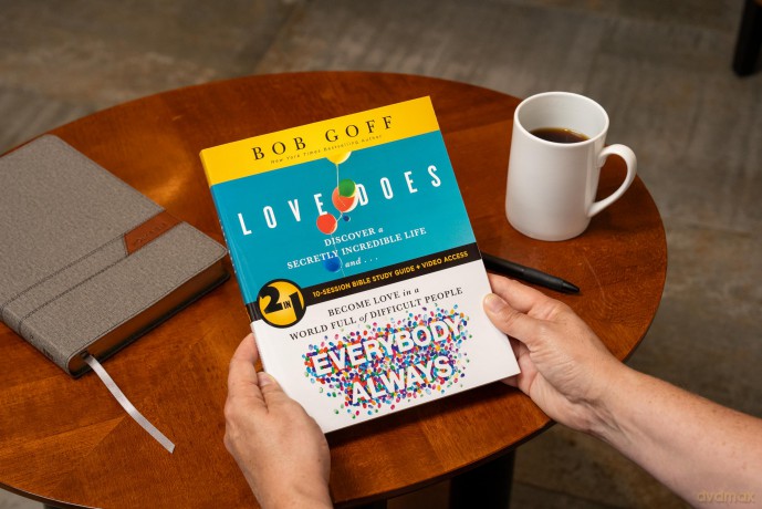 Love Does/Everybody Always 2-in-1 Bible Study Guide plus Streaming Video: Discover a Secretly Incredible Life and Become Love in a World Full of Difficult People - Bob Goff [KSIĄŻKA]