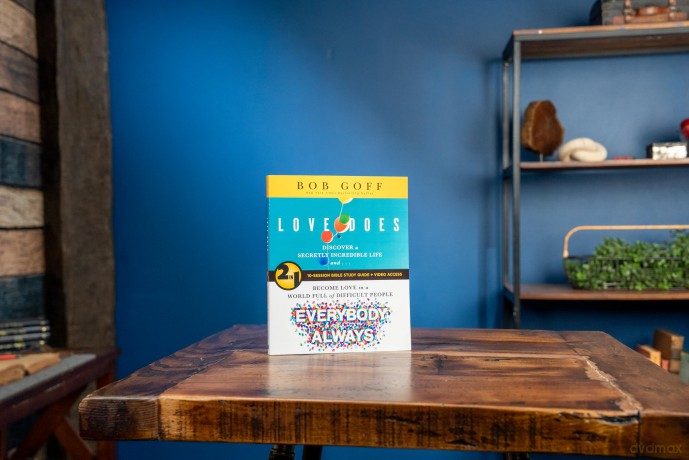Love Does/Everybody Always 2-in-1 Bible Study Guide plus Streaming Video: Discover a Secretly Incredible Life and Become Love in a World Full of Difficult People - Bob Goff [KSIĄŻKA]