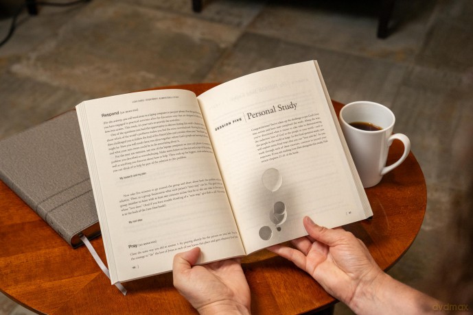 Love Does/Everybody Always 2-in-1 Bible Study Guide plus Streaming Video: Discover a Secretly Incredible Life and Become Love in a World Full of Difficult People - Bob Goff [KSIĄŻKA]