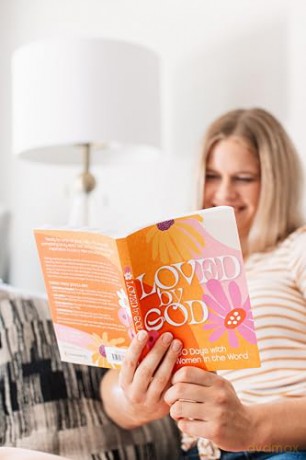 Loved by God: 100 Days with Women in the Word - Zondervan [KSIĄŻKA]