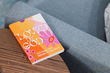 Loved by God: 100 Days with Women in the Word - Zondervan [KSIĄŻKA]