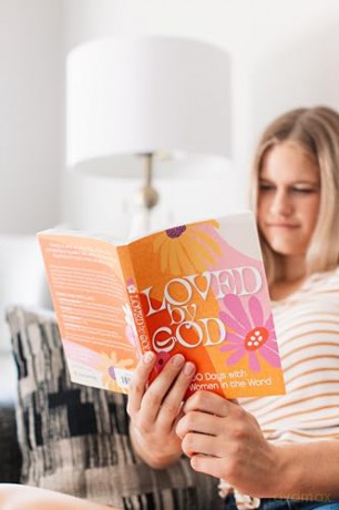 Loved by God: 100 Days with Women in the Word - Zondervan [KSIĄŻKA]