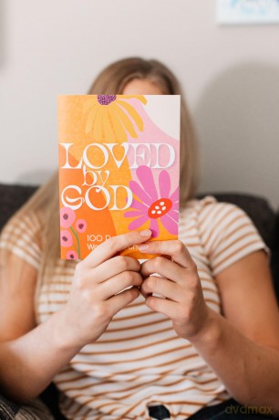 Loved by God: 100 Days with Women in the Word - Zondervan [KSIĄŻKA]
