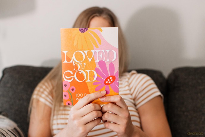 Loved by God: 100 Days with Women in the Word - Zondervan [KSIĄŻKA]