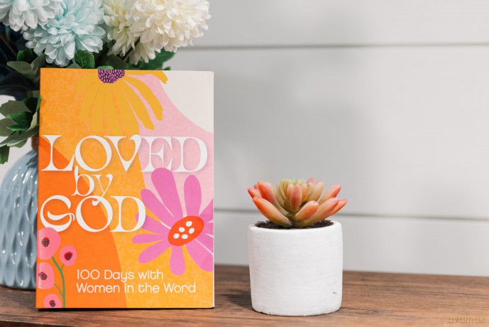 Loved by God: 100 Days with Women in the Word - Zondervan [KSIĄŻKA]