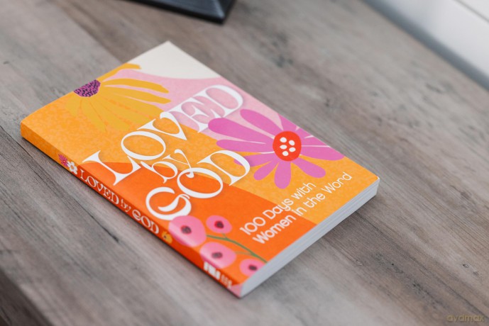 Loved by God: 100 Days with Women in the Word - Zondervan [KSIĄŻKA]