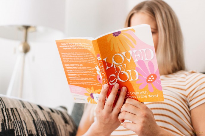 Loved by God: 100 Days with Women in the Word - Zondervan [KSIĄŻKA]