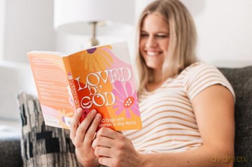 Loved by God: 100 Days with Women in the Word - Zondervan [KSIĄŻKA]