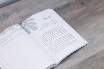 Loved by God: 100 Days with Women in the Word - Zondervan [KSIĄŻKA]