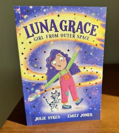 Luna Grace: Girl from Outer Space - Julie Sykes [KSIĄŻKA]