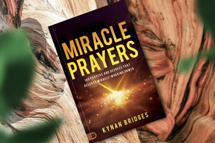 Miracle Prayers: 100 Prayers and Decrees That Release Miracle-Working Power - Kynan Bridges [KSIĄŻKA]