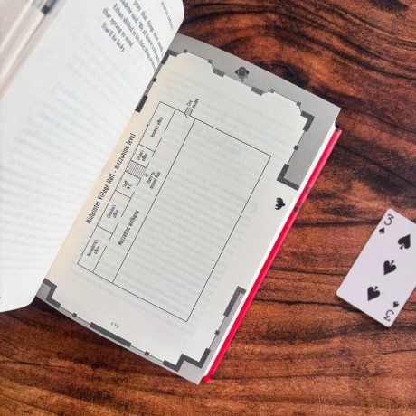 Miss Winter in the Library with a Knife: a murder mystery with a delightful twist, perfect to curl up with on cold winter nights - Martin Edwards [KSIĄŻKA]
