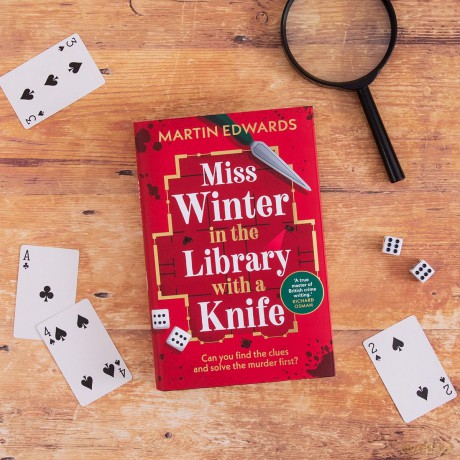 Miss Winter in the Library with a Knife: a murder mystery with a delightful twist, perfect to curl up with on cold winter nights - Martin Edwards [KSIĄŻKA]