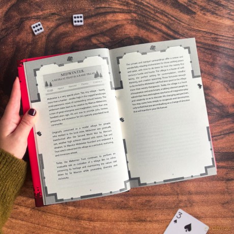 Miss Winter in the Library with a Knife: a murder mystery with a delightful twist, perfect to curl up with on cold winter nights - Martin Edwards [KSIĄŻKA]