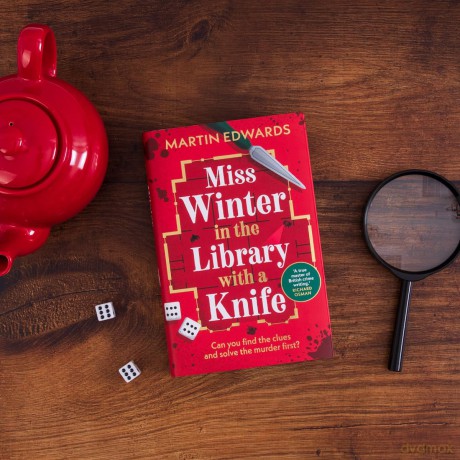 Miss Winter in the Library with a Knife: a murder mystery with a delightful twist, perfect to curl up with on cold winter nights - Martin Edwards [KSIĄŻKA]