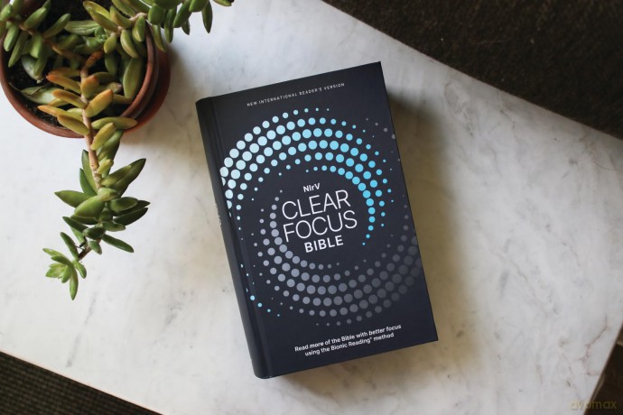 NIrV, Clear Focus Bible, Hardcover, Charcoal/Blue: Read more of the Bible with better focus - Zondervan [KSIĄŻKA]