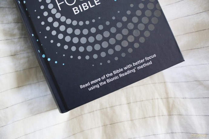 NIrV, Clear Focus Bible, Hardcover, Charcoal/Blue: Read more of the Bible with better focus - Zondervan [KSIĄŻKA]