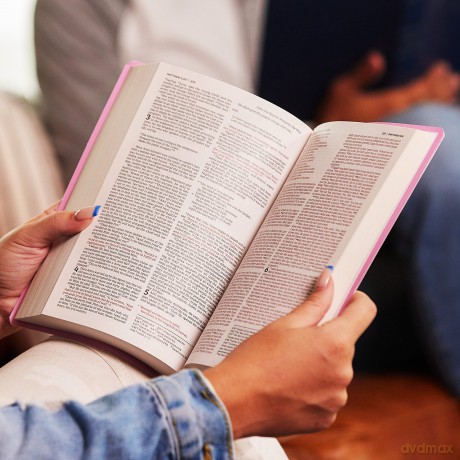 NKJV, Gift and Award Bible, Leather-Look, Pink, Red Letter, Comfort Print: Holy Bible, New King James Version - Thomas Nelson [KSIĄŻKA]