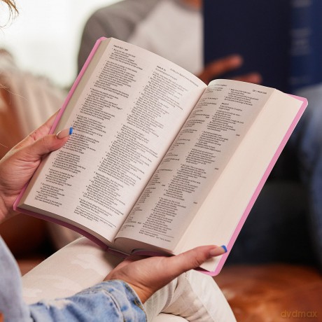 NKJV, Gift and Award Bible, Leather-Look, Pink, Red Letter, Comfort Print: Holy Bible, New King James Version - Thomas Nelson [KSIĄŻKA]