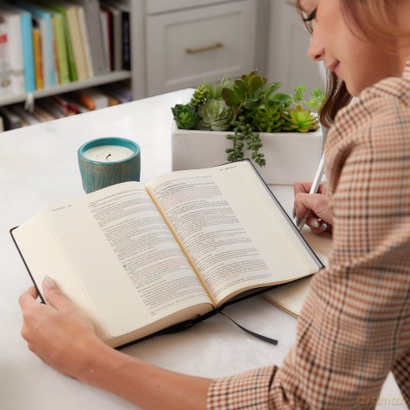 NKJV, Journal the Word Bible, Bonded Leather, Brown, Red Letter, Comfort Print: Reflect, Journal, or Create Art Next to Your Favorite Verses - Thomas Nelson [KSIĄŻKA]