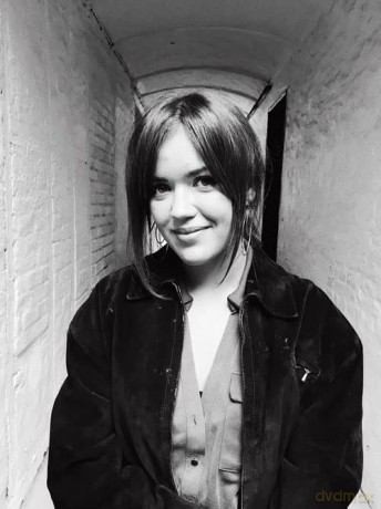 Nobody Asked For This: The honest, intimate and relatable collection featuring poems on falling in and out of love, of growing up and staying alive - new and updated poetry for 2025 - Charly Cox [KSIĄŻKA]