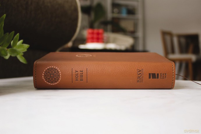 NRSVue, Holy Bible with Apocrypha, Compact, Leathersoft, Brown, Comfort Print: Nrsvue, Holy Bible With Apocrypha, Leathersoft, Brown, Comfort Print - Zondervan [KSIĄŻKA]