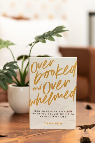 Overbooked and Overwhelmed: How to Keep Up with God When You're Just Trying to Keep Up with Life - Tara Sun [KSIĄŻKA]